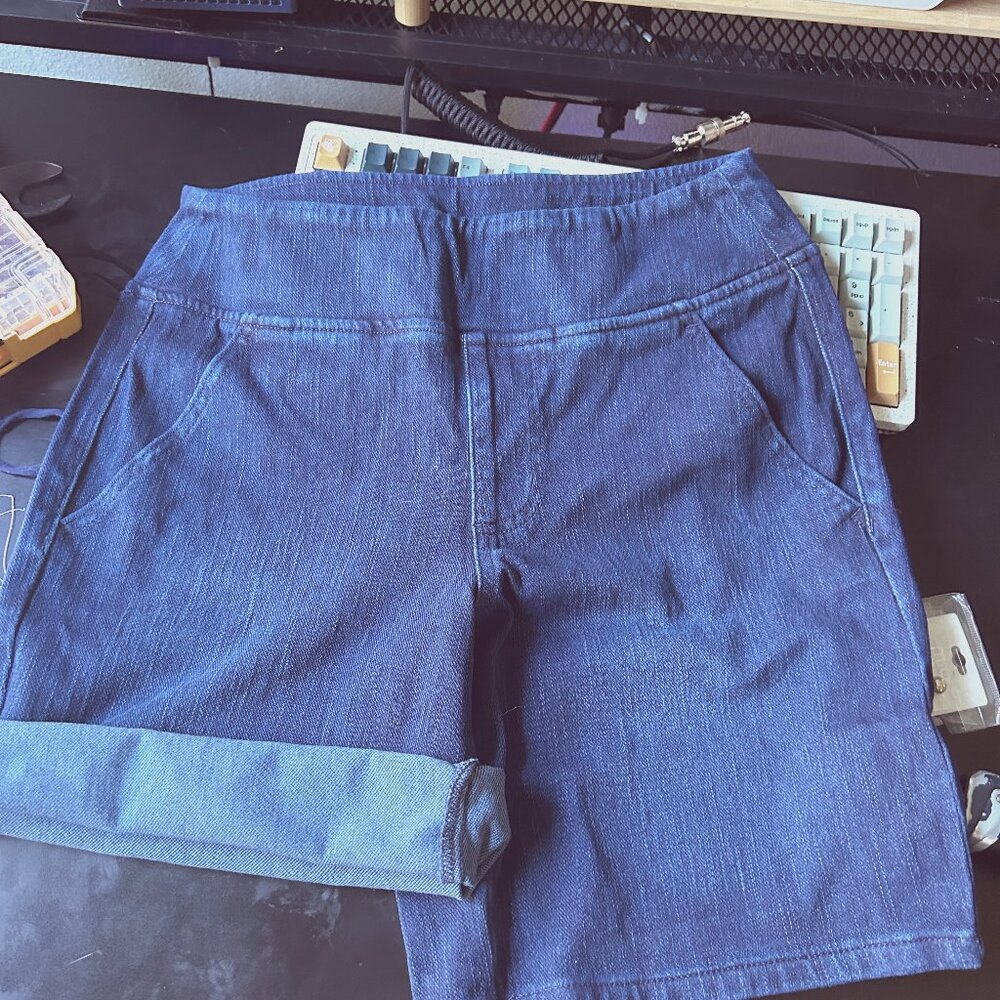 Belle by Kim Gravel Women's Shorts NWT size 8